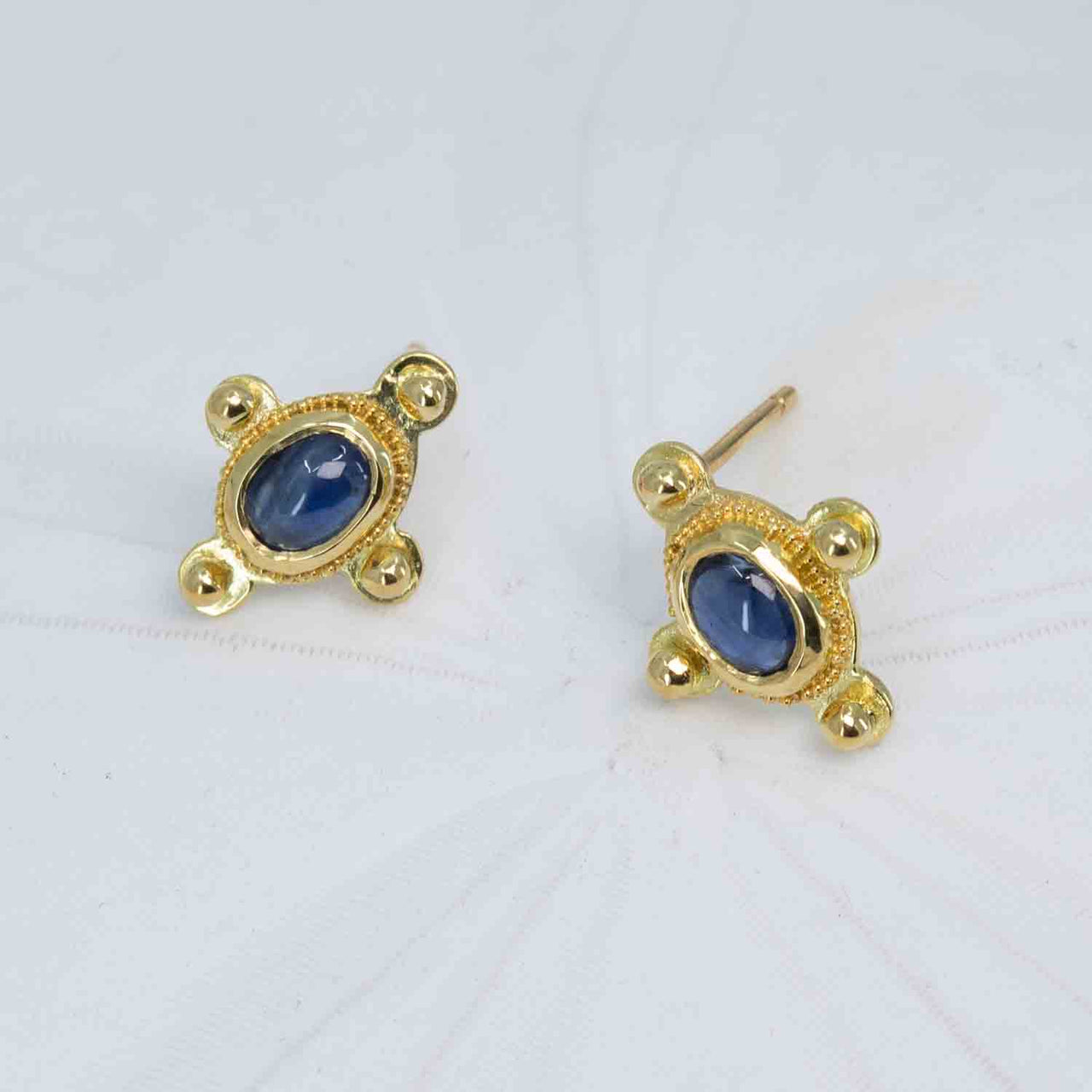 Sapphire cab earrings in granulated 18K Gold