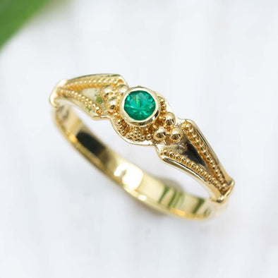 Emerald Classical Ring