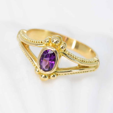 Classical Amethyst ring in 18K granulated gold