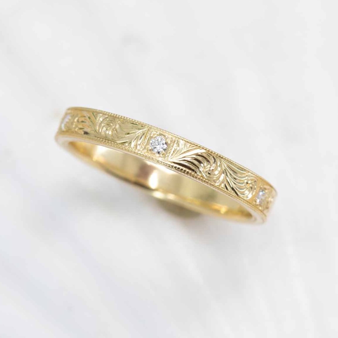 Diamond Vintage Wave band in 18K Treasure Gold