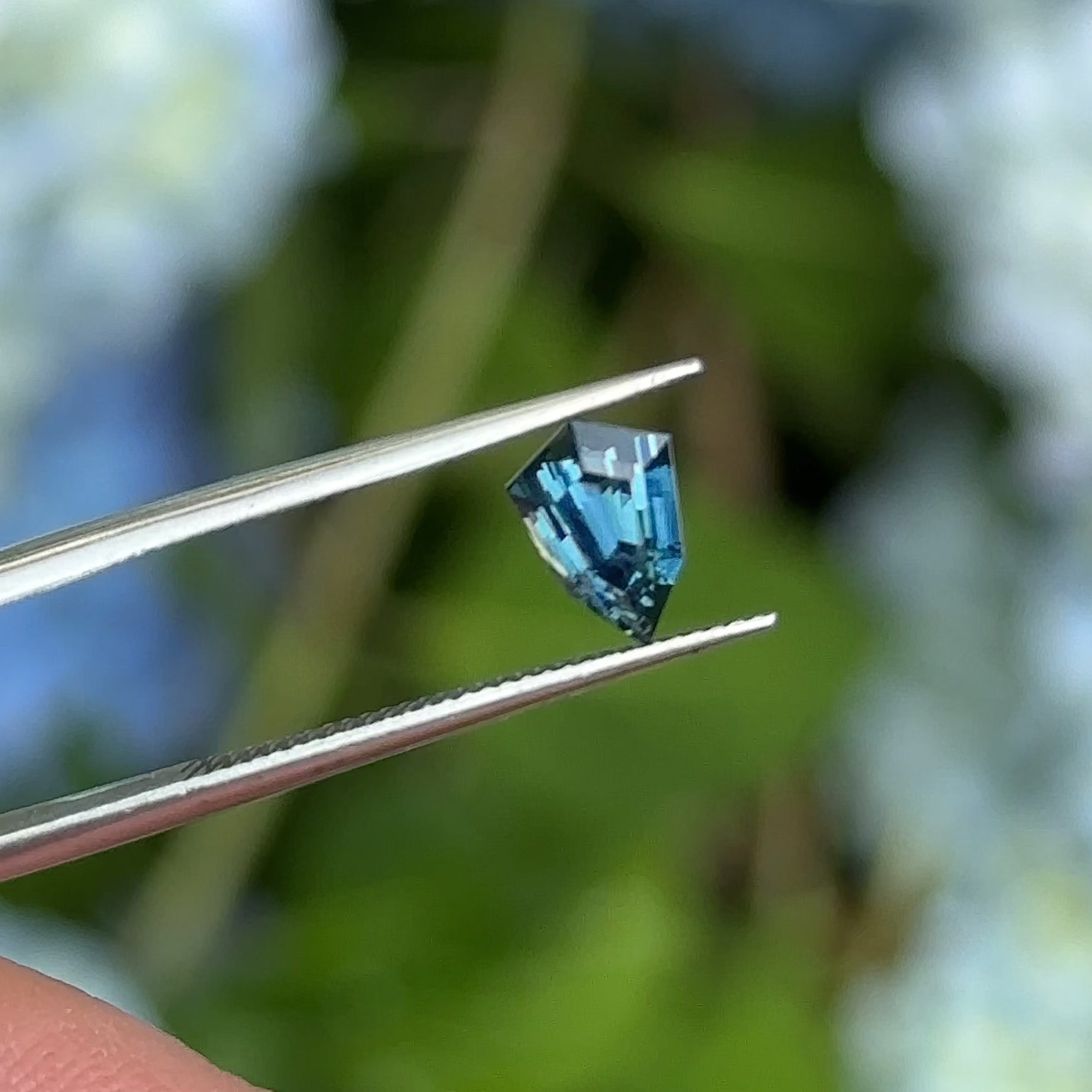 Shield-cut blue sapphire 1.07ct