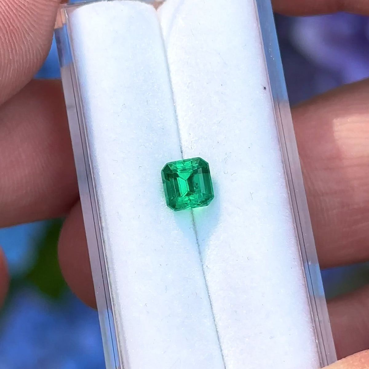 Vibrant emerald 0.95ct