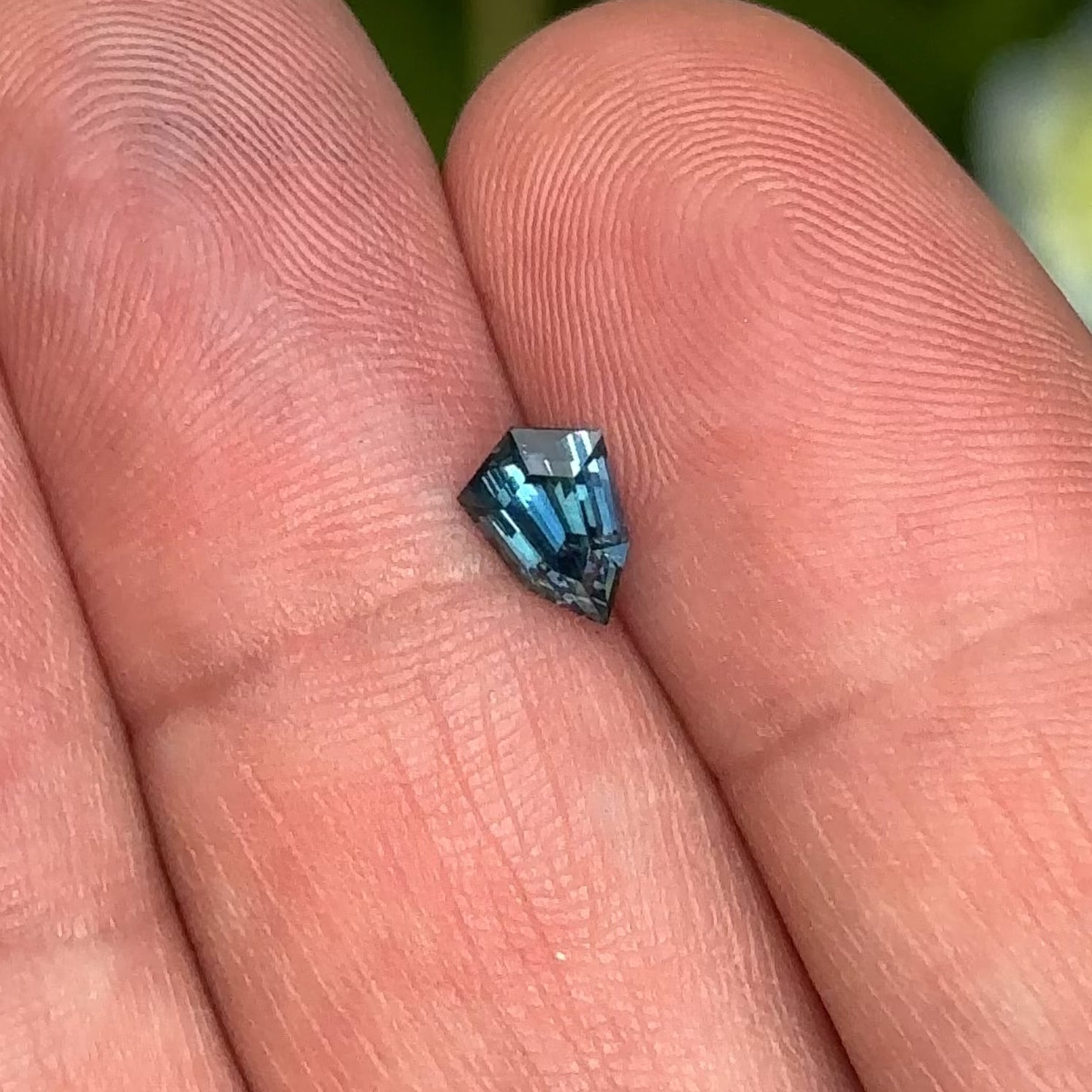 Shield-cut blue sapphire 1.07ct